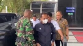 Petugas KPK di Gedung Merah Putih Jakarta terkait penyerahan jaksa yang kabur saat OTT KPK Hulu Sungai Utara