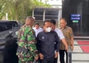 Petugas KPK di Gedung Merah Putih Jakarta terkait penyerahan jaksa yang kabur saat OTT KPK Hulu Sungai Utara