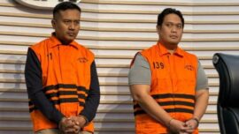 Kejaksaan Agung menonaktifkan tiga pejabat Kejari Hulu Sungai Utara usai ditetapkan sebagai tersangka pemerasan dalam OTT KPK.