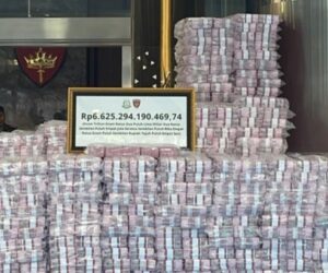 ICW menilai pamer uang Rp6,6 triliun Kejagung bukan indikator sukses berantas korupsi. Pemulihan kerugian negara disebut masih sangat rendah