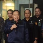 Konfrensi Pers Komisi Pemberantasan Korupsi bersama perwakilan darj Kejaksaan Agung di Gedung Merah Putih KPK, Kuningan, Jakarta Selatan, Jumat (19/12/2025) dini hari