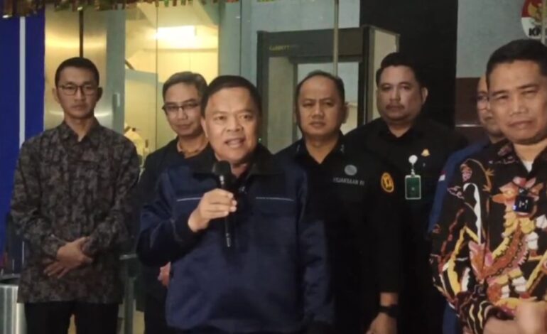 Konfrensi Pers Komisi Pemberantasan Korupsi bersama perwakilan darj Kejaksaan Agung di Gedung Merah Putih KPK, Kuningan, Jakarta Selatan, Jumat (19/12/2025) dini hari