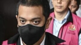 Terdakwa Beneficial owner PT Navigator Khatulistiwa Muhamad Kerry Adrianto Riza (tengah) berjalan meninggalkan ruang sidang usai mengikuti sidang dakwaan di Pengadilan Tipikor, Jakarta Pusat, Senin (13/10/2025)