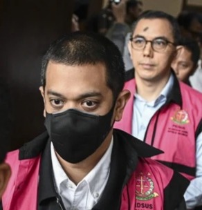 Terdakwa Beneficial owner PT Navigator Khatulistiwa Muhamad Kerry Adrianto Riza (tengah) berjalan meninggalkan ruang sidang usai mengikuti sidang dakwaan di Pengadilan Tipikor, Jakarta Pusat, Senin (13/10/2025)