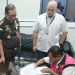 Tim Penyidik Jaksa Agung Muda Bidang Tindak Pidana Khusus (JAM PIDSUS) Kejaksaan Agung (Kejagung) resmi menahan mantan Kepala Kejaksaan Negeri (Kajari) Enrekang yang juga Kajari Bangka Tengah (Bateng) Padeli (P)