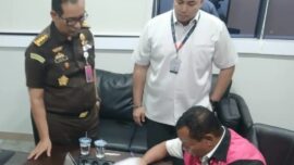 Tim Penyidik Jaksa Agung Muda Bidang Tindak Pidana Khusus (JAM PIDSUS) Kejaksaan Agung (Kejagung) resmi menahan mantan Kepala Kejaksaan Negeri (Kajari) Enrekang yang juga Kajari Bangka Tengah (Bateng) Padeli (P)