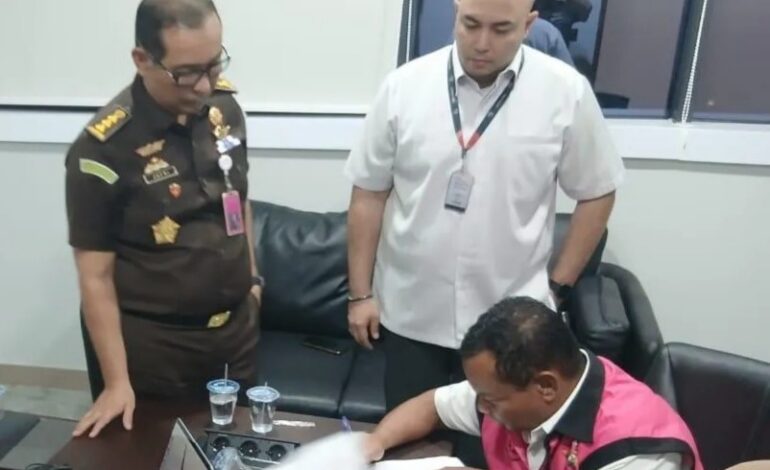 Tim Penyidik Jaksa Agung Muda Bidang Tindak Pidana Khusus (JAM PIDSUS) Kejaksaan Agung (Kejagung) resmi menahan mantan Kepala Kejaksaan Negeri (Kajari) Enrekang yang juga Kajari Bangka Tengah (Bateng) Padeli (P)