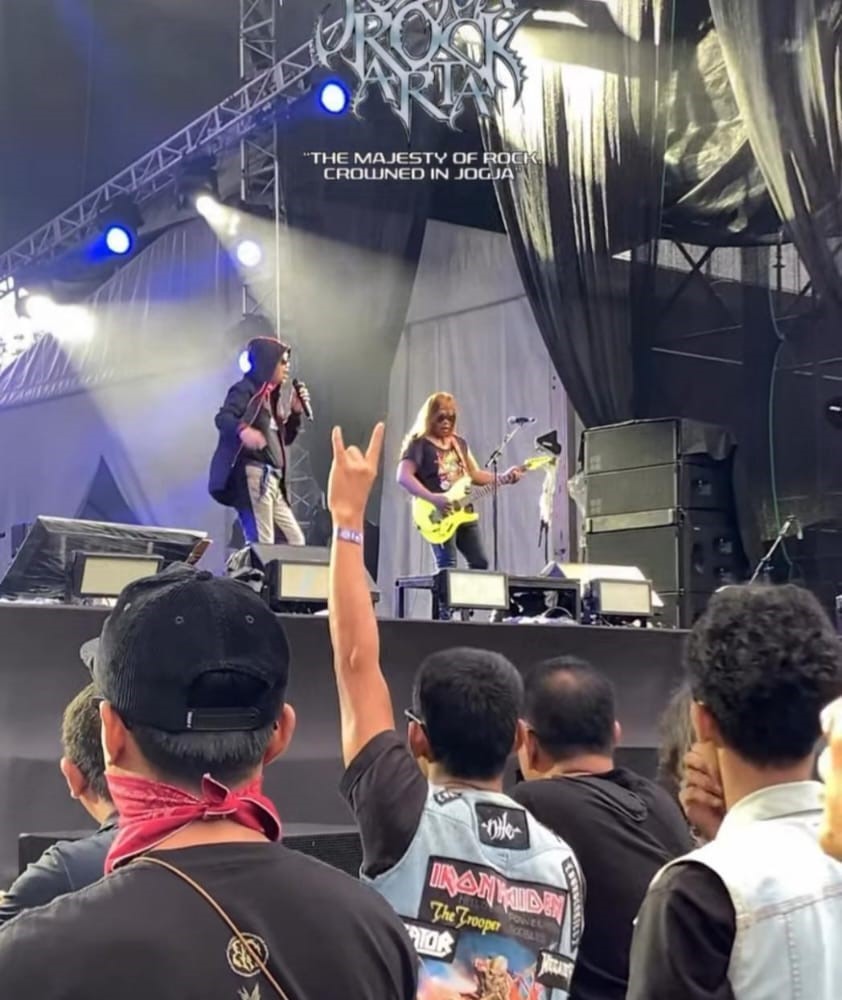 Rolland Band Ledakkan ‘Teror’, Panaskan Day 1 Jogjarockarta di Bawah Langit Mendung