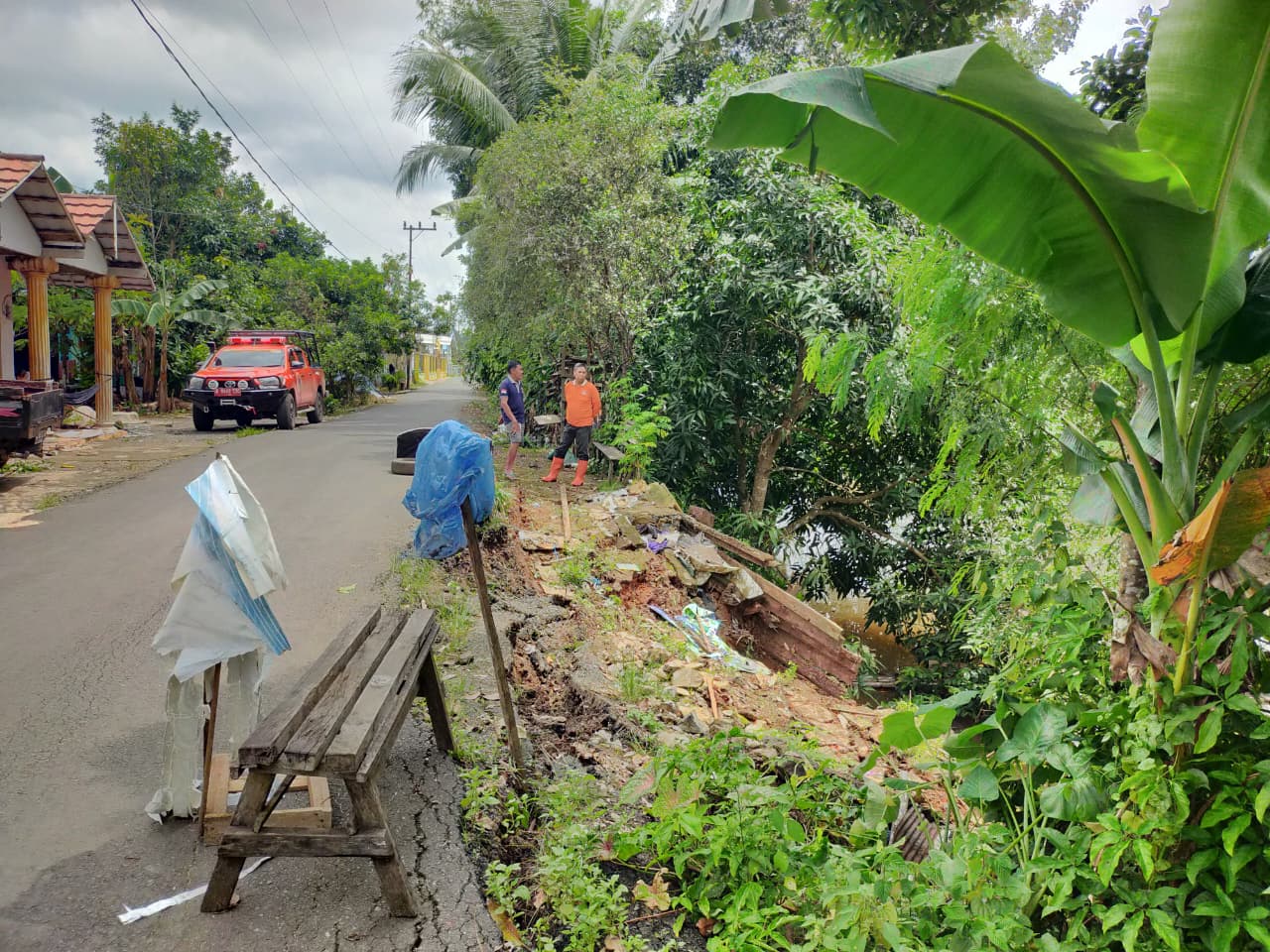 BPBD Banjar Tinjau Longsor yang Ganggu Akses Jalan di Desa Penyambaran
