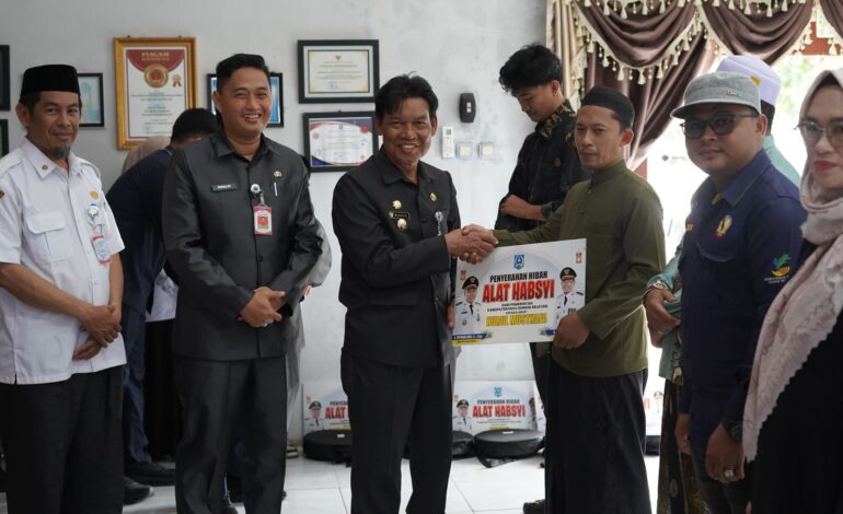 Pemkab HSS Serahkan Bantuan Perlengkapan Habsy untuk Kelompok Seni di Wilayah Daha