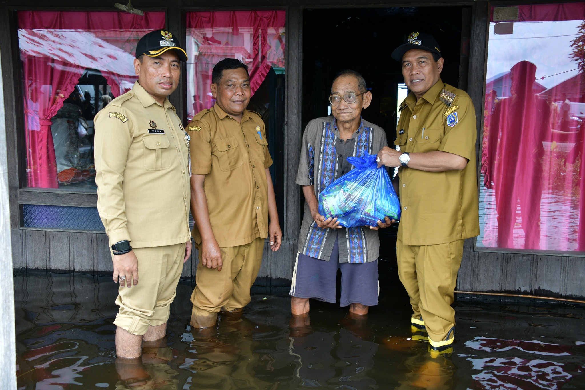 Bupati HSS Turun Langsung Tinjau Kesehatan Warga dan Salurkan Bantuan Banjir