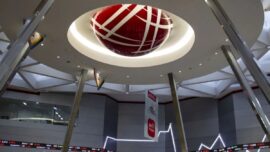 IHSG Tersungkur ke Zona Merah, Anjlok di 8.925, Broker Bidik Saham Potensial untuk Rebound