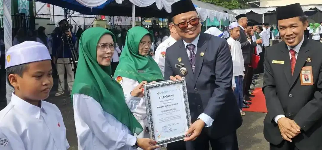 Bupati Tabalong Serahkan Penghargaan di HAB ke 80