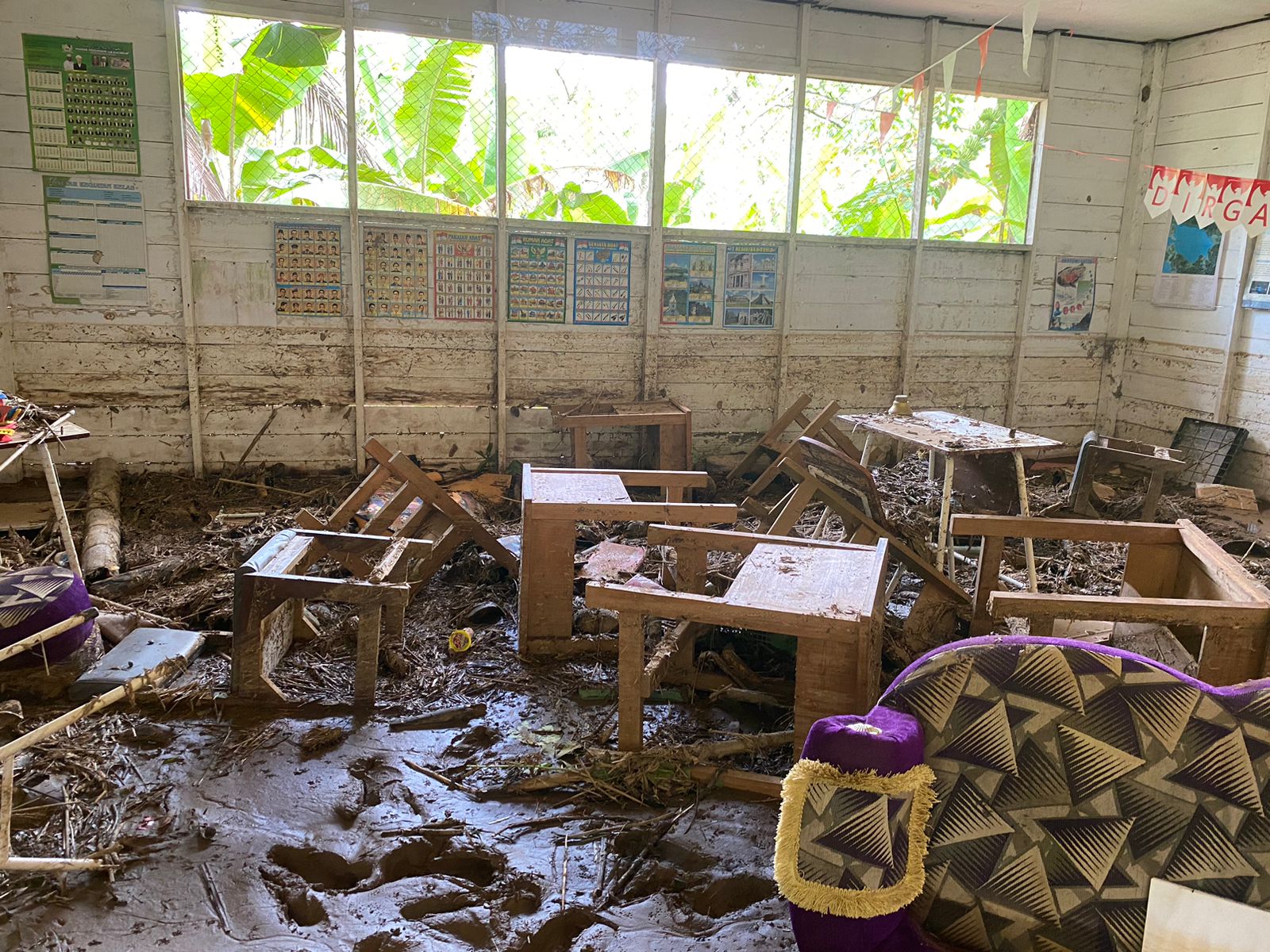 Akses Sekolah Terputus Akibat Banjir, BPBD dan Warga Bersihkan SD Kecil Raranum