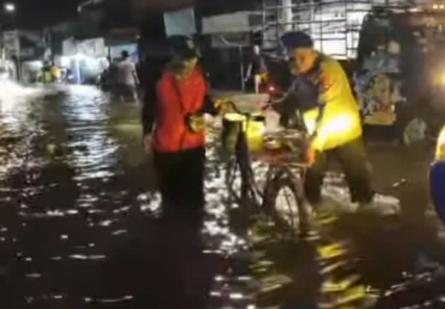 Banjarmasin Dikepung Banjir Rob, Polairud Pantau Debit Air hingga Jalan Raya