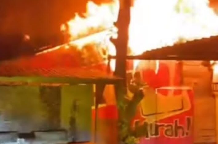 BREAKING NEWS!!! Api Mengamuk Dini Hari di Belakang SMAN 7 Banjarmasin