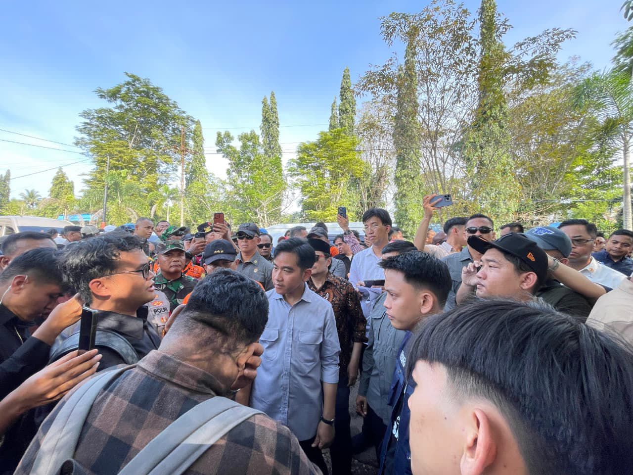 BEM Se-Kalsel Desak Evaluasi Tambang dan Sawit Saat Dialog dengan Wapres di Lokasi Banjir Sungai Tabuk