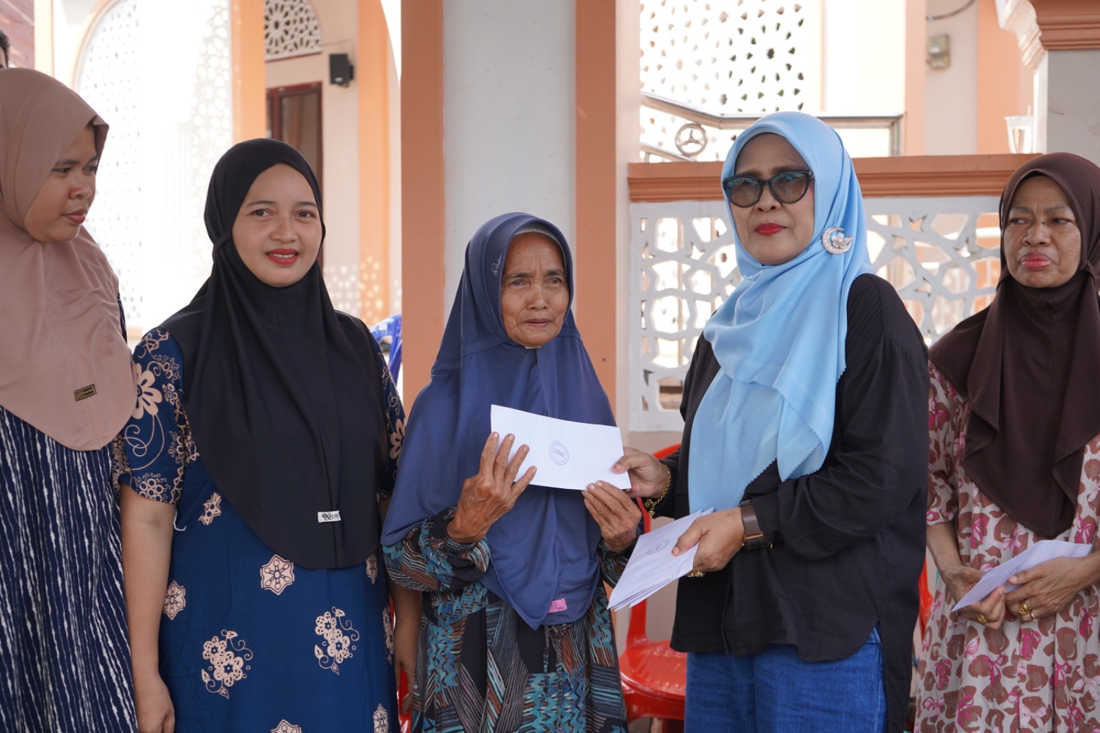 GOW Balangan Hadir Ringankan Beban Korban Kebakaran di Juai