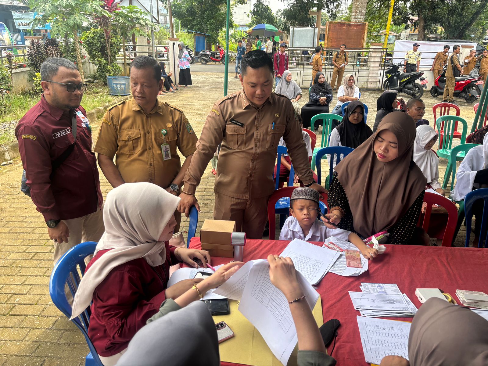 Dinsos Balangan Salurkan Bansos Permakanan dan Sandang bagi PPKS di Awayan