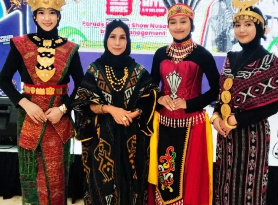 Spektakuler Costum Nusantara 2025 Digelar Desainer asal Tabalong