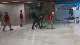 Anggota TNI ikut mengawal jalannya proses penggeledahan yang dilakukan penyidik Kejagung di Kantor Kemenhut, Rabu (7/1/2025) sore
