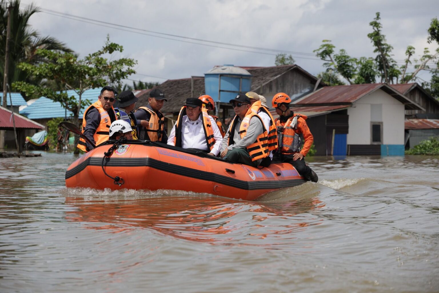 Gunakan Perahu Karet, Gubernur Kalsel Serahkan Bantuan ke Warga Terdampak Banjir