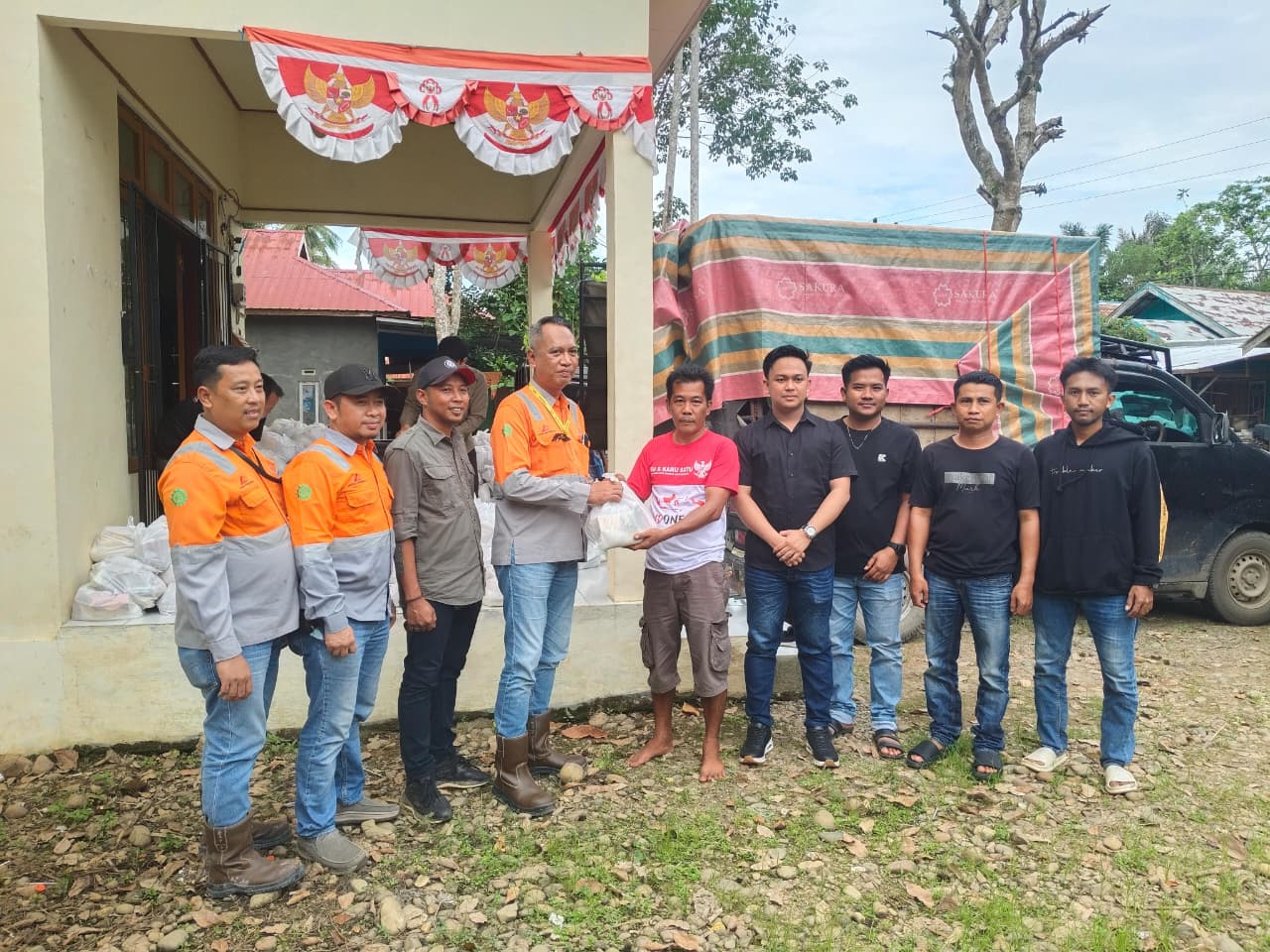 PT Antang Gunung Meratus Salurkan 1.000 Paket Sembako untuk Warga Padang Batung