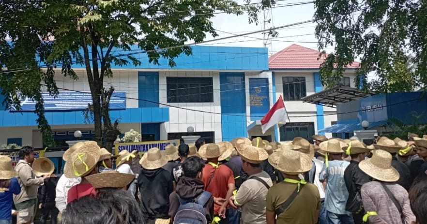 Ratusan Pelaku Angkutan Sungai Tolak Instruksi Menhub, Demo KSOP Banjarmasin