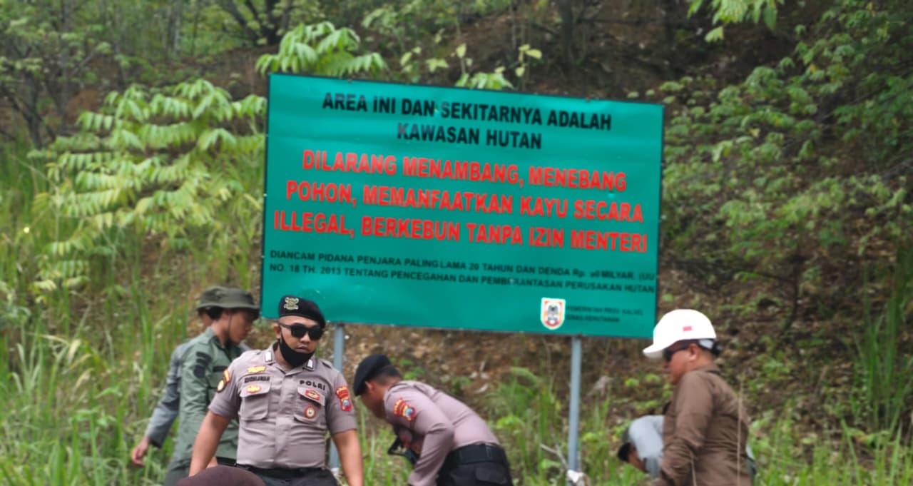 Personel Gabungan dan PT AGM Pasang Papan Peringatan  Tambang Ilegal di Galian C Batu Bini