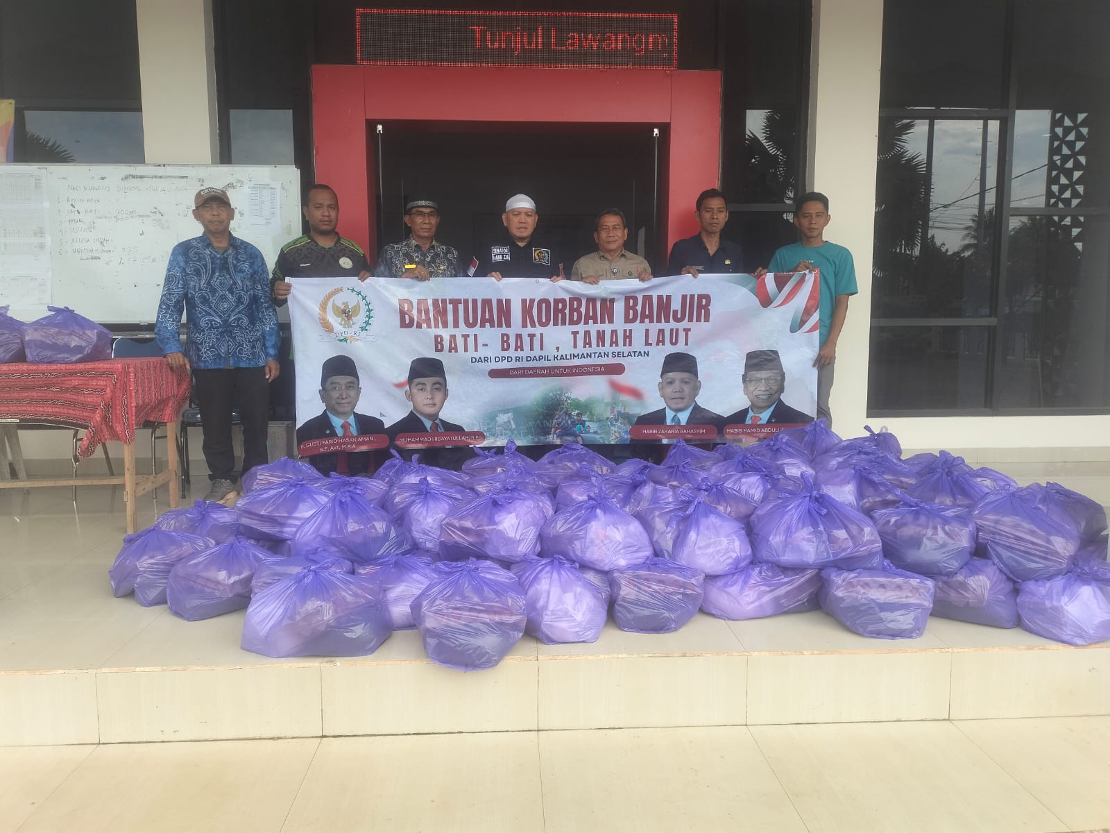 Salurkan Bantuan untuk Warga Terdampak Banjir, Ini Harapan Anggota DPD Habib Zakaria