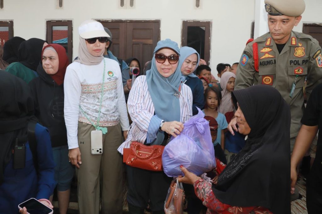 Ketua TP PKK Kalsel Salurkan Bantuan Sembako untuk Warga Terdampak Banjir di Batola