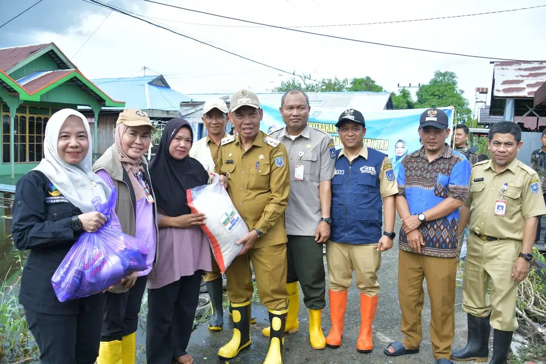Tembus Genangan Karang Rati, H. Suriani Salurkan Bantuan untuk 230 KK di Daha Barat
