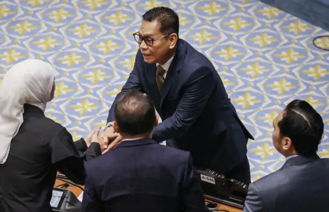 Ketok Palu, Kursi Berpindah: Drama Dua Hari yang Mengantar Politikus ke MK