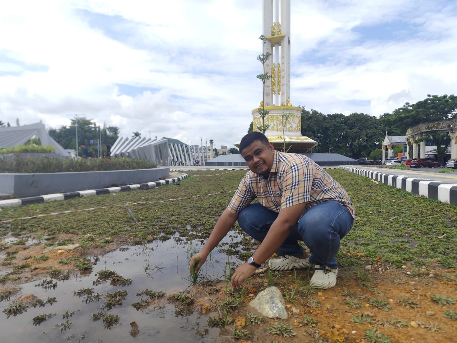 RTH Rp 8,09 Miliar Jadi Sawah Dadakan, Wakil Ketua Komisi III DPRD Banjar Tanam Padi di CBS Martapura