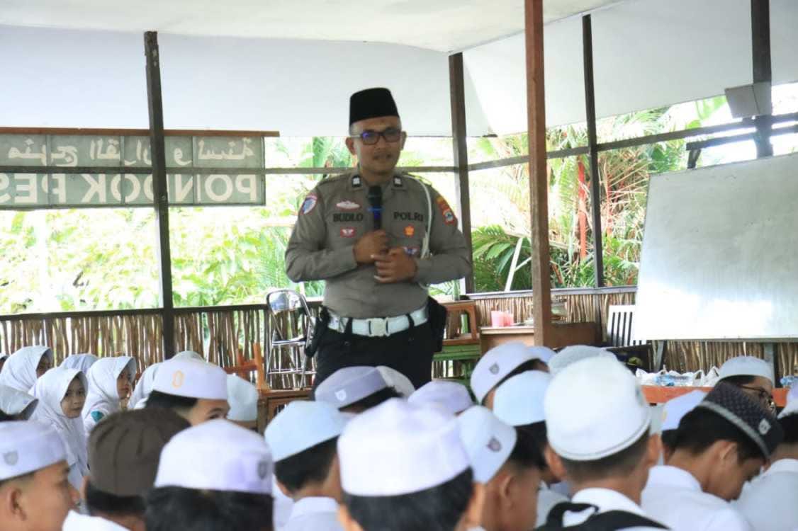 Sat Lantas Polresta Banjarmasin Edukasi Safety Riding ke Santri Ponpes Al Hikmah