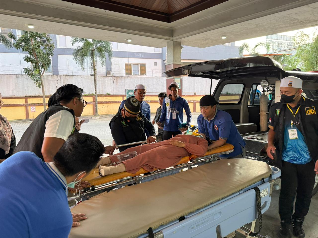 Tim Dokkes Polri Sigap Tolong Jamaah Haul ke-6 Guru Zuhdi yang Alami Laka Lantas