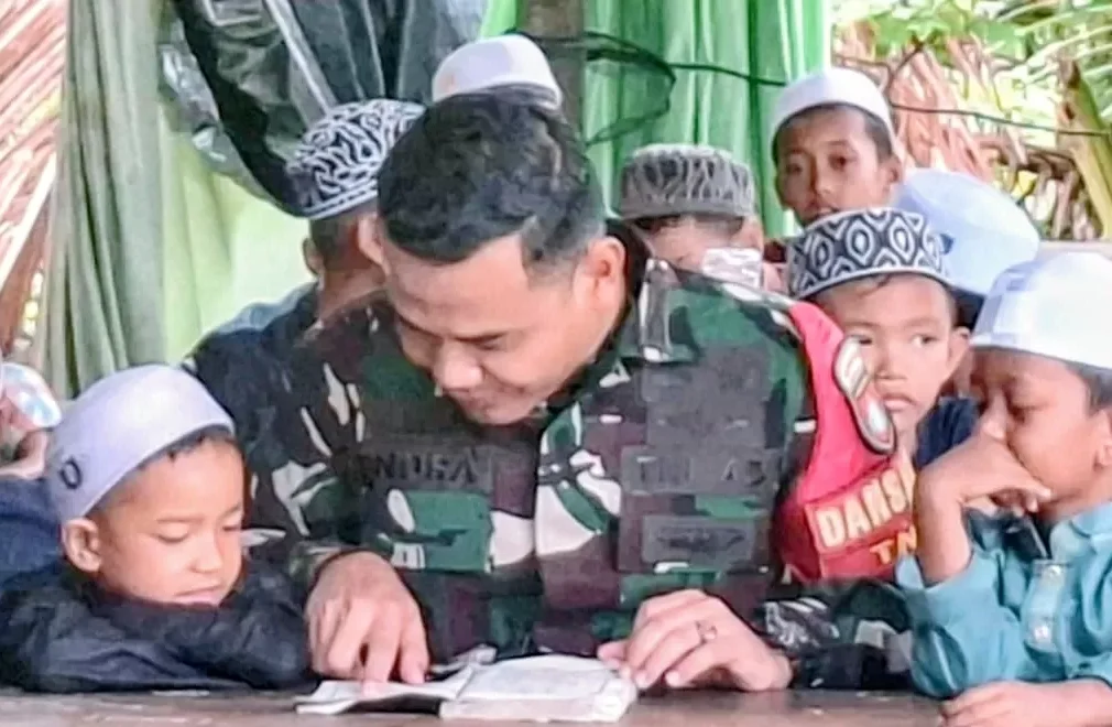 Anak Desa Hambuku Hulu HSU Mengaji Bersama Prajurit TNI, Dansatgas TMMD ke-127 Turun Menyapa