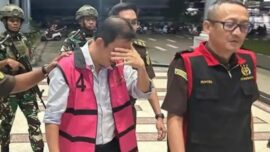 Tersangka BT selaku Direktur di tiga perusahaan sekaligus, yakni PT JMB, PT ABE, dan PT KRA periode 2001 sampai 2007 dijebloskan ke sel tahanan Rumah Tahanan (Rutan) Kota Samarinda oleh Kejati Kaltim, Senin (23/2/2026)