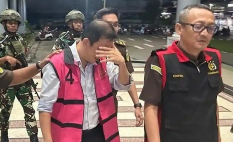 Tersangka BT selaku Direktur di tiga perusahaan sekaligus, yakni PT JMB, PT ABE, dan PT KRA periode 2001 sampai 2007 dijebloskan ke sel tahanan Rumah Tahanan (Rutan) Kota Samarinda oleh Kejati Kaltim, Senin (23/2/2026)