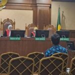 Ahli akuntansi forensik dari Komisi Pemberantasan Korupsi (KPK), Miftakh Aulani Rahman, membeberkan temuan aliran dana yang diduga berasal dari praktik pemerasan dalam pengurusan Rencana Penggunaan Tenaga Kerja Asing (RPTKA) di lingkungan Kementerian Ketenagakerjaan (Kemnaker). Nilai dana yang teridentifikasi di rekening penampungan disebut mencapai Rp135 miliar. Miftakh dihadirkan sebagai ahli oleh Jaksa Penuntut Umum (JPU) dalam persidangan delapan terdakwa, yakni Suhartono selaku Dirjen Binapenta dan PKK periode 2020–2023; Haryanto yang pernah menjabat Direktur Pengendalian Penggunaan Tenaga Kerja Asing (PPTKA) 2019–2024 sekaligus Dirjen Binapenta dan PKK 2024–2025; Wisnu Pramono selaku Direktur PPTKA 2017–2019; Devi Angraeni yang menjabat Direktur PPTKA 2024–2025; Gatot Widiartono (Koordinator Analisis dan PPTKA 2021–2025); Putri Citra Wahyoe (Petugas Hotline RPTKA 2019–2024 dan Verifikator Pengesahan RPTKA 2024–2025); Jamal Shodiqin (Analis TU Direktorat PPTKA 2019–2024 dan Pengantar Kerja Ahli Pertama 2024–2025); serta Alfa Eshad (Pengantar Kerja Ahli Muda Kemnaker 2018–2025). Dalam sidang di Pengadilan Tindak Pidana Korupsi Jakarta Pusat, Kamis (26/2/2026), jaksa mempertanyakan hasil analisis terhadap rekening koran yang diperiksa. Jaksa menyinggung kemungkinan adanya anomali maupun indikasi penambahan harta. Menjawab pertanyaan tersebut, Miftakh menyampaikan bahwa total dana yang dihitung timnya mencapai Rp135 miliar. “Secara keseluruhan hasil perhitungan kami sebesar Rp135 miliar, Yang Mulia,” ujarnya di hadapan majelis hakim. Ia menjelaskan, tim forensik menelusuri sejumlah rekening bank yang diduga berfungsi sebagai penampung dana dari agen-agen pengurusan RPTKA. Pola penerimaan dana, kata dia, terbagi dalam dua kelompok. Kelompok pertama berasal dari agen berskala kecil yang mengajukan kurang dari 50 RPTKA dan menyetorkan dana melalui transfer bank. Dari jalur ini, tercatat sekitar Rp60 miliar masuk ke rekening yang dikelola sejumlah terdakwa, antara lain Putri Citra Wahyoe, Alfa Eshad, Jamal Shodiqin, Gatot Widiartono, dan Devi Angraeni. Sementara kelompok kedua berasal dari agen besar yang menyerahkan uang secara tunai. Berdasarkan perhitungan tim ahli, nilai uang tunai yang diberikan kepada Direktur PPTKA saat itu—yakni Wisnu Pramono dan Haryanto—mencapai Rp74,67 miliar. Dalam surat dakwaan, jaksa KPK menyebut total dugaan pemerasan mencapai Rp135,2 miliar. Praktik tersebut diduga terjadi di Direktorat Jenderal Pembinaan Penempatan Tenaga Kerja dan Perluasan Kesempatan Kerja (Binapenta dan PKK) Kemnaker. Rincian dalam dakwaan menyebut Suhartono diduga menerima Rp460 juta pada periode 2020–2023. Haryanto disebut memperoleh Rp84,7 miliar serta satu unit mobil Innova Reborn bernomor polisi B 1354 HKY sepanjang 2018–2025. Wisnu Pramono didakwa menerima Rp25,1 miliar dan satu unit sepeda motor Vespa Primavera bernomor polisi B 4880 BUQ pada 2017–2019. Adapun Devi Angraeni didakwa menerima Rp3,25 miliar; Gatot Widiartono Rp9,47 miliar; Putri Citra Wahyoe Rp6,39 miliar; Alfa Eshad Rp5,23 miliar; serta Jamal Shodiqin Rp551,1 juta dalam kurun waktu 2017–2025.