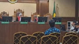 Ahli akuntansi forensik dari Komisi Pemberantasan Korupsi (KPK), Miftakh Aulani Rahman, membeberkan temuan aliran dana yang diduga berasal dari praktik pemerasan dalam pengurusan Rencana Penggunaan Tenaga Kerja Asing (RPTKA) di lingkungan Kementerian Ketenagakerjaan (Kemnaker). Nilai dana yang teridentifikasi di rekening penampungan disebut mencapai Rp135 miliar. Miftakh dihadirkan sebagai ahli oleh Jaksa Penuntut Umum (JPU) dalam persidangan delapan terdakwa, yakni Suhartono selaku Dirjen Binapenta dan PKK periode 2020–2023; Haryanto yang pernah menjabat Direktur Pengendalian Penggunaan Tenaga Kerja Asing (PPTKA) 2019–2024 sekaligus Dirjen Binapenta dan PKK 2024–2025; Wisnu Pramono selaku Direktur PPTKA 2017–2019; Devi Angraeni yang menjabat Direktur PPTKA 2024–2025; Gatot Widiartono (Koordinator Analisis dan PPTKA 2021–2025); Putri Citra Wahyoe (Petugas Hotline RPTKA 2019–2024 dan Verifikator Pengesahan RPTKA 2024–2025); Jamal Shodiqin (Analis TU Direktorat PPTKA 2019–2024 dan Pengantar Kerja Ahli Pertama 2024–2025); serta Alfa Eshad (Pengantar Kerja Ahli Muda Kemnaker 2018–2025). Dalam sidang di Pengadilan Tindak Pidana Korupsi Jakarta Pusat, Kamis (26/2/2026), jaksa mempertanyakan hasil analisis terhadap rekening koran yang diperiksa. Jaksa menyinggung kemungkinan adanya anomali maupun indikasi penambahan harta. Menjawab pertanyaan tersebut, Miftakh menyampaikan bahwa total dana yang dihitung timnya mencapai Rp135 miliar. “Secara keseluruhan hasil perhitungan kami sebesar Rp135 miliar, Yang Mulia,” ujarnya di hadapan majelis hakim. Ia menjelaskan, tim forensik menelusuri sejumlah rekening bank yang diduga berfungsi sebagai penampung dana dari agen-agen pengurusan RPTKA. Pola penerimaan dana, kata dia, terbagi dalam dua kelompok. Kelompok pertama berasal dari agen berskala kecil yang mengajukan kurang dari 50 RPTKA dan menyetorkan dana melalui transfer bank. Dari jalur ini, tercatat sekitar Rp60 miliar masuk ke rekening yang dikelola sejumlah terdakwa, antara lain Putri Citra Wahyoe, Alfa Eshad, Jamal Shodiqin, Gatot Widiartono, dan Devi Angraeni. Sementara kelompok kedua berasal dari agen besar yang menyerahkan uang secara tunai. Berdasarkan perhitungan tim ahli, nilai uang tunai yang diberikan kepada Direktur PPTKA saat itu—yakni Wisnu Pramono dan Haryanto—mencapai Rp74,67 miliar. Dalam surat dakwaan, jaksa KPK menyebut total dugaan pemerasan mencapai Rp135,2 miliar. Praktik tersebut diduga terjadi di Direktorat Jenderal Pembinaan Penempatan Tenaga Kerja dan Perluasan Kesempatan Kerja (Binapenta dan PKK) Kemnaker. Rincian dalam dakwaan menyebut Suhartono diduga menerima Rp460 juta pada periode 2020–2023. Haryanto disebut memperoleh Rp84,7 miliar serta satu unit mobil Innova Reborn bernomor polisi B 1354 HKY sepanjang 2018–2025. Wisnu Pramono didakwa menerima Rp25,1 miliar dan satu unit sepeda motor Vespa Primavera bernomor polisi B 4880 BUQ pada 2017–2019. Adapun Devi Angraeni didakwa menerima Rp3,25 miliar; Gatot Widiartono Rp9,47 miliar; Putri Citra Wahyoe Rp6,39 miliar; Alfa Eshad Rp5,23 miliar; serta Jamal Shodiqin Rp551,1 juta dalam kurun waktu 2017–2025.