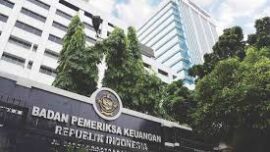 Sidang lanjutan kasus korupsi proyek pembangunan dan pemeliharaan jalur kereta api di lingkungan Direktorat Jenderal Perkeretaapian (DJKA) Kementerian Perhubungan kembali membuka borok serius. Dalam persidangan, terungkap dugaan aliran dana lebih dari Rp3 miliar kepada oknum Badan Pemeriksa Keuangan (BPK)—lembaga yang seharusnya menjadi penjaga akuntabilitas keuangan negara. Fakta mencengangkan itu diungkap saksi Asta Danika, Direktur PT Bhakti, saat bersaksi di Pengadilan Negeri Medan, Senin (6/4/2026). Ia mengakui telah menyerahkan uang dalam jumlah besar kepada pihak BPK melalui beberapa tahap transaksi. Hakim Khamozaro Waruwu membeberkan rinciannya di ruang sidang: “Ada pemberian Rp100 juta lewat transfer, kemudian Rp300 juta, Rp400 juta, Rp570 juta, hingga Rp1,2 miliar melalui Suyanto. Totalnya lebih dari Rp3 miliar mengalir ke BPK.” Asta tak membantah satu pun. “Iya benar, Yang Mulia,” ucapnya singkat. Lebih jauh, Asta mengungkap praktik tersebut bukan inisiatif pribadi, melainkan atas arahan langsung Pejabat Pembuat Komitmen (PPK). Ia bahkan secara gamblang menyebut praktik itu sebagai “jalan biasa” demi melancarkan urusan. “Kami diminta oleh PPK untuk ke BPK. Tujuannya jelas, supaya lancar,” ungkapnya. Pengakuan ini langsung memancing reaksi keras majelis hakim. Khamozaro menegaskan kejanggalan serius jika lembaga pemeriksa justru diduga ikut “bermain”. “Saya heran kalau seperti ini. BPK itu lembaga yang menghitung kerugian negara. Kalau ada oknum yang menerima uang, harus ditangkap. Ini tidak bisa dibiarkan,” tegasnya tajam. Majelis hakim juga menyoroti kemungkinan adanya kaitan antara aliran dana tersebut dengan kualitas proyek yang tak sesuai spesifikasi. Namun fakta persidangan mengarah pada dugaan kuat bahwa uang tersebut digunakan untuk “mengondisikan” proses audit agar tidak menimbulkan persoalan. Dalam perkara ini, dua terdakwa duduk di kursi pesakitan: Muhlis Hanggani Capah selaku PPK II Balai Teknik Perkeretaapian (BTP) Kelas 2 Sumatera Bagian Utara, serta Eddy Kurniawan Winarto dari pihak swasta. Keduanya didakwa mengatur pemenang lelang melalui skema penunjukan langsung dan rekayasa peserta tender, termasuk memenangkan PT IPA. Proyek yang dikorupsi meliputi pembangunan jalur kereta api Bandar Tinggi–Kuala Tanjung dan Kisaran–Mambang Muda. Tak hanya itu, PPK dalam perkara ini juga diduga menerima suap hingga Rp12,12 miliar dari para rekanan. Terkuaknya aliran dana ke oknum BPK menjadi sinyal kuat bahwa praktik korupsi dalam proyek ini tidak berdiri sendiri. Ada dugaan keterlibatan lebih luas, termasuk pihak yang seharusnya menjadi pengawas. Fakta ini sekaligus menekan aparat penegak hukum untuk tidak berhenti pada terdakwa di persidangan, tetapi menelusuri aktor lain yang ikut menikmati aliran dana haram tersebut.