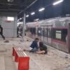 Kecelakaan kereta antara Commuter Line dan kereta jarak jauh terjadi di Bekasi Timur, Jawa Barat. KAI Commuter masih melakukan evakuasi penumpang dan rangkaian kereta. Operasional lintas Bekasi dibatasi hanya sampai Stasiun Bekasi, sedangkan data korban serta kronologi lengkap masih menunggu rilis resmi.