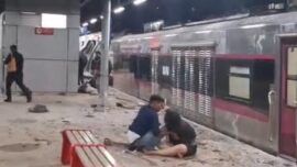 Kecelakaan kereta antara Commuter Line dan kereta jarak jauh terjadi di Bekasi Timur, Jawa Barat. KAI Commuter masih melakukan evakuasi penumpang dan rangkaian kereta. Operasional lintas Bekasi dibatasi hanya sampai Stasiun Bekasi, sedangkan data korban serta kronologi lengkap masih menunggu rilis resmi.