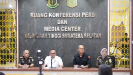 Kejati Sumsel menetapkan lima tersangka dari dua perkara sekaligus, yakni dugaan penghalangan penyidikan proyek desa di Musi Banyuasin dan korupsi penyaluran KUR di Martapura yang merugikan negara Rp3,9 miliar. Langkah tegas ini menandai pembongkaran skema manipulasi hukum dan penyalahgunaan dana rakyat di Sumatera Selatan.