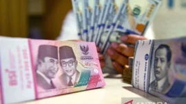 Petugas menunjukan uang pecahan dolar AS dan rupiah di Bank BSI, Jakarta, Selasa (3/9/2024). ANTARA FOTO/Muhammad Adimaja/Spt/pri.
