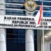 BPK mengungkap dugaan carut-marut proyek infrastruktur Pemerintah Provinsi Kalimantan Selatan Tahun Anggaran 2025. Dalam dokumen audit yang diperoleh Kakinews.id, BPK menemukan kelebihan pembayaran, kekurangan volume pekerjaan hingga ketidaksesuaian spesifikasi pada proyek jalan, gedung, irigasi dan kegiatan karya bakti TNI dengan total temuan mencapai sekitar Rp3,32 miliar. Ketua KAKI Kalsel Akhmad Husaini mendesak aparat penegak hukum mengusut dugaan penyimpangan tersebut hingga tuntas.