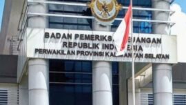 BPK mengungkap dugaan carut-marut proyek infrastruktur Pemerintah Provinsi Kalimantan Selatan Tahun Anggaran 2025. Dalam dokumen audit yang diperoleh Kakinews.id, BPK menemukan kelebihan pembayaran, kekurangan volume pekerjaan hingga ketidaksesuaian spesifikasi pada proyek jalan, gedung, irigasi dan kegiatan karya bakti TNI dengan total temuan mencapai sekitar Rp3,32 miliar. Ketua KAKI Kalsel Akhmad Husaini mendesak aparat penegak hukum mengusut dugaan penyimpangan tersebut hingga tuntas.