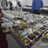 Arsip foto - Petugas menyiapkan paket makanan saat uji coba pelaksanaan program Makan Bergizi Gratis (MBG) di dapur Satuan Pelayanan Pemenuhan Gizi (SPPG) Polda Jambi, Jambi, Kamis (17/7/2025). ANTARA FOTO/Wahdi Septiawan/agr/aa.