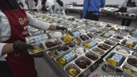 Arsip foto - Petugas menyiapkan paket makanan saat uji coba pelaksanaan program Makan Bergizi Gratis (MBG) di dapur Satuan Pelayanan Pemenuhan Gizi (SPPG) Polda Jambi, Jambi, Kamis (17/7/2025). ANTARA FOTO/Wahdi Septiawan/agr/aa.